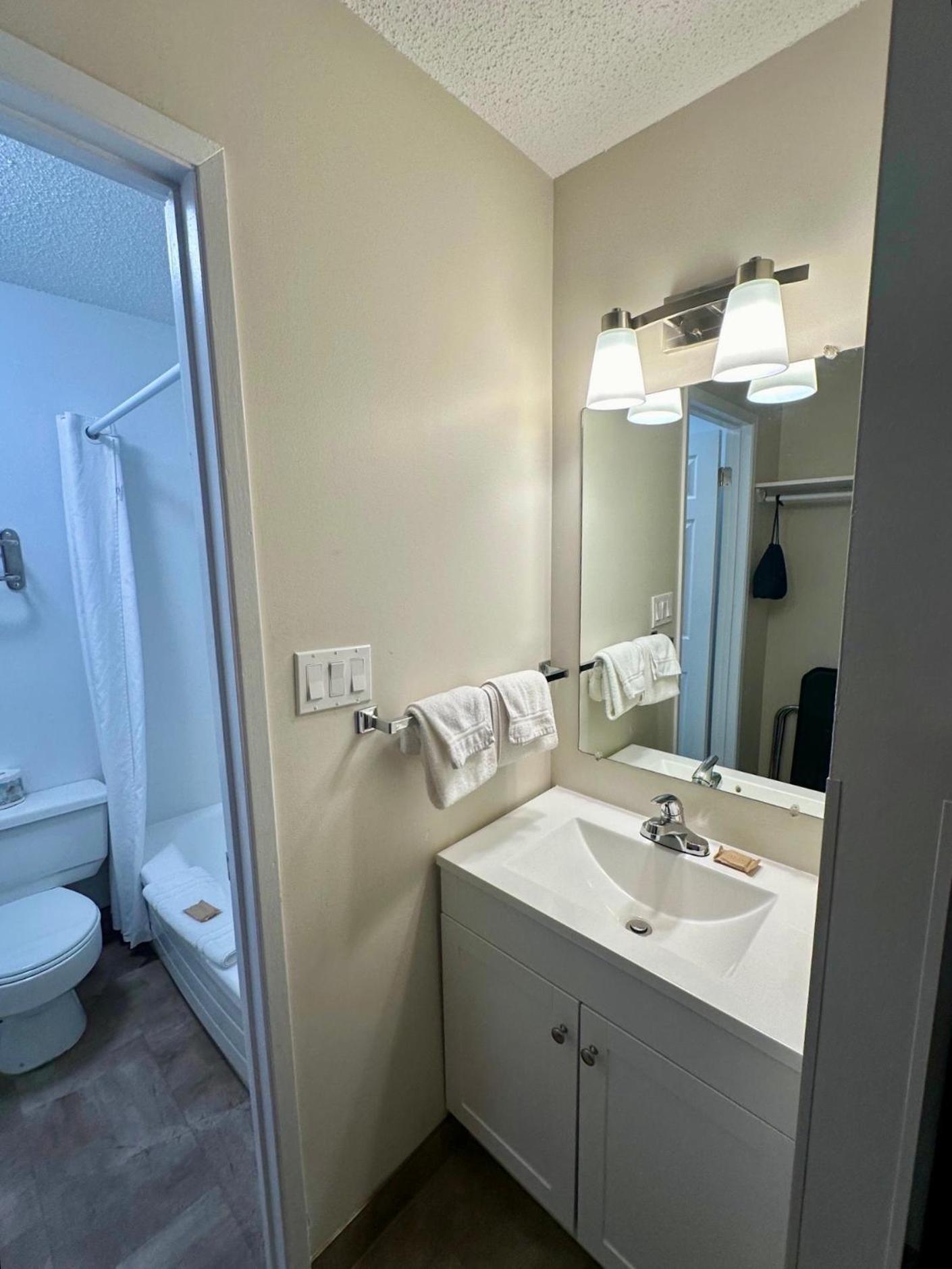 Hotel Anavada & -