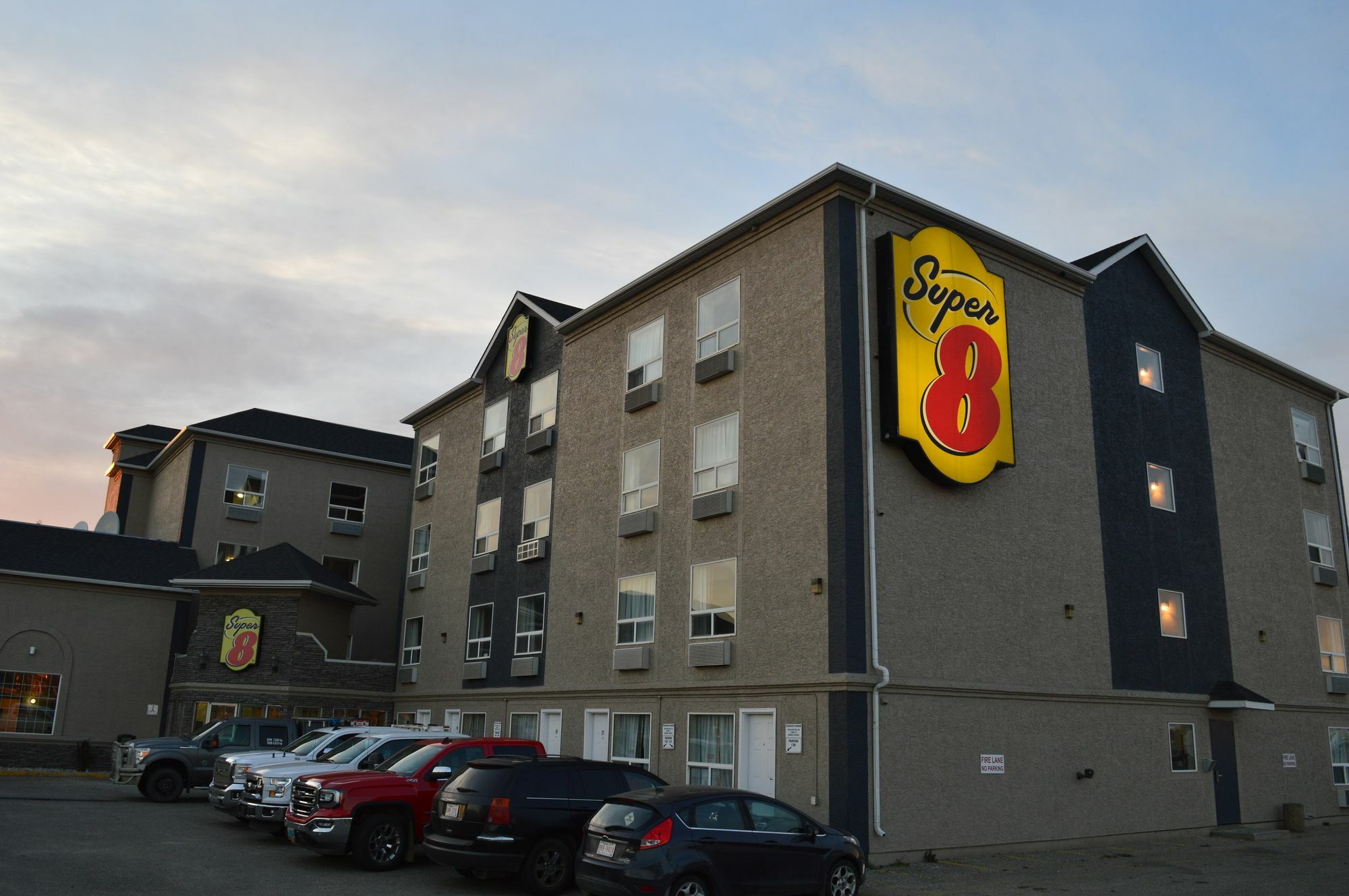 Hotel Super 8 By Wyndham Grande Prairie