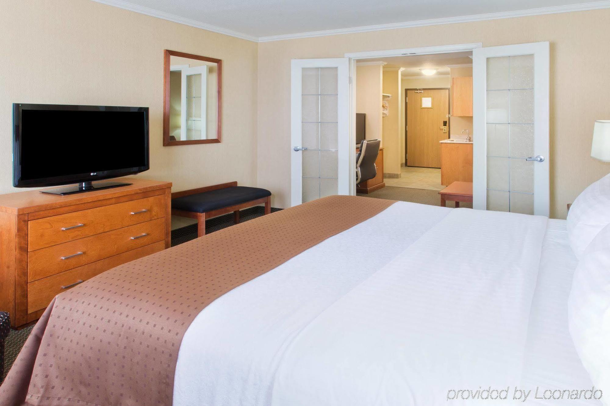 & By Ihg 3*